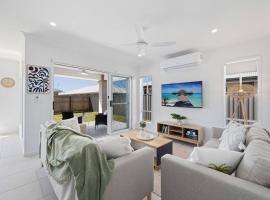 “Brand New Home” Central Charm at Hervey Bay, vacation home in Urraween