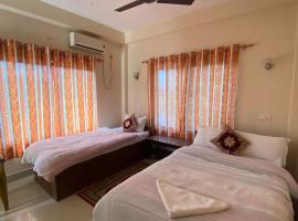 Hotel Bhupu Sainik Sauraha - Your home for safari adventure in Chitwan, hotel v destinaci Sauraha