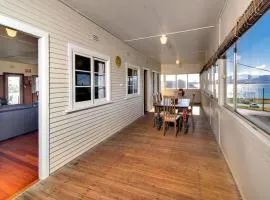 Bermagui Bay Beach House 2, Wonderful Beachside Location, Pet Friendly