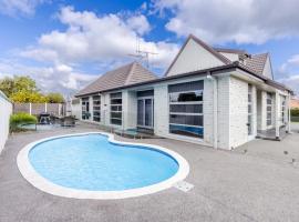 Business or Holiday 4 bedrooms house in Hamilton with pool and spa, hotel in Hamilton
