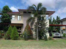 Fully furnished spacious house in Nuvali, hotell i Calamba