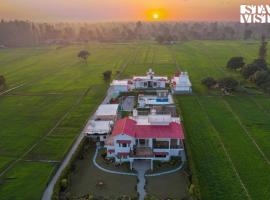 Hriday Bhoomi with Pool at Jim Corbett by StayVista, vacation home in Jhirna