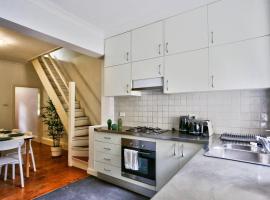 Elegant 2 BR on the edge of Downtown Dowling St 2 E-Bikes Included, cottage in Sydney