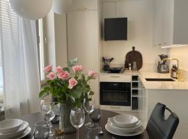 Seaside apt with parking space, close to metro (6mins from city centre), hotel in Helsinki