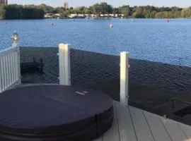 Stunning LAKE SIDE Caravan with HOT TUB at Tattershall Lakes
