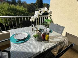 Proche Centre SANARY Studio climatis&eacute; 4 personnes，濱海薩納里的度假村