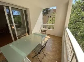 Belle vue arborée dans résidence au calme, plage à pied