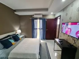 Guest House Sleeps 14 with Terrace