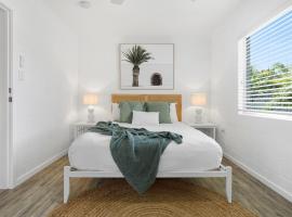 Charming 5-Bed Coastal Escape in Maroochydore, villa in Maroochydore