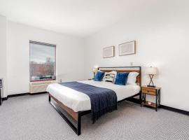 CozySuites CWE King Suite with parking!, alquiler temporario en Tower Grove