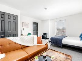 CozySuites CWE Stylish Queen with Microwave&Fridge, hotel in Tower Grove
