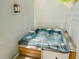 Private Outdoor Spa, Fire Pit, Cinema Room - THE COTTAGE COOLUM BEACH、クーラムビーチのファミリーホテル