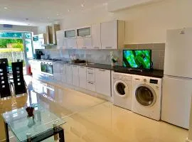 2 Bedroom 2 Bathroom Ground Floor Apartment in Newbury Park Ilford with Garden Parking and Fast WiFi