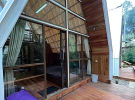 Luxury cabin and cafe hutan pinus rahong、Palayanganのグランピング施設