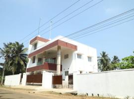 Thiruvallur Farm House, hotel com estacionamento em Tiruvallūr