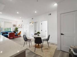 Enjoy City Skyline Views from private RoofDeck!, villa in Washington