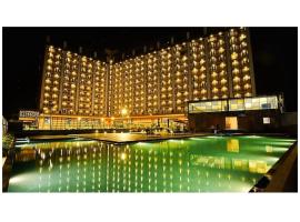 Weekend Address By Honest Homes, viešbutis mieste Suratas
