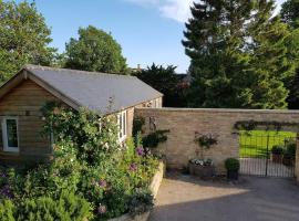 Charming Cottage surrounded by Idyllic garden in peaceful location in central Charlbury โรงแรมในชาร์ลเบอรี