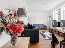 Spacious 2 bed Apartment with FREE PARKING for 2 cars and underground station Zone 2 for quick access to Central London up to 8 guests, hotel a Balham metróállomás környékén Londonban