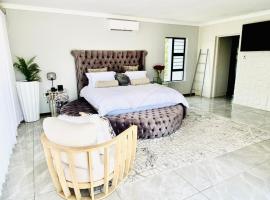 Mbombela Luxury Villa, hôtel à Boschrand