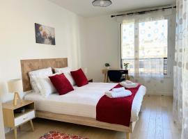 Chic & Cozy Living - Near Heart of Paris, hotel con estacionamiento en Clichy