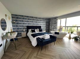Loudoun Mains Luxury Lodges، فندق في Newmilns