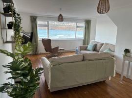 Stunning beach house with garage, hotel in Port Erin