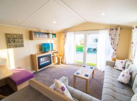 SP150 - Camber Sands Holiday Park - Sleeps 8 - 3 Bedrooms - En-suite - Decking - Private Parking, hotel i Camber