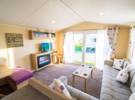 SP150 - Camber Sands Holiday Park - Sleeps 8 - 3 Bedrooms - En-suite - Decking - Private Parking – hotel w mieście Camber