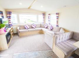 SP158 - Camber Sands Holiday Park - 3 Bedrooms - Second Toilet - Decking - Private Parking, hotell i Camber