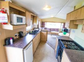 SBL70 - Camber Sands Holiday Park - Sleeps 8 - Close swimming pools and facilities - Private Parking，坎伯利的飯店