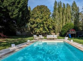 Maison spacieuse - Piscine - Jardin, cheap hotel in Laons