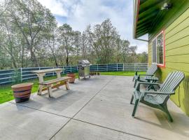 Charming Grants Pass Cottage with Patio and Gas Grill!，格蘭茨帕斯的Villa