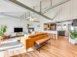 Beautiful Wells Cottage Steps to Moody Beach!, hotel in Wells