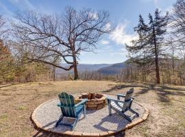 Jasper Cabin with Fire Pit, Grill and Mountain Views!, atostogų namelis mieste Jasper