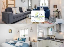 5 Bed House By Sentinel Living Short Lets & Serviced Accommodation Windsor Ascot Maidenhead With Free WiFi & Garden, holiday home in White Waltham