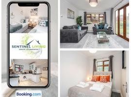 4 Bedroom House By Sentinel Living Short Lets & Serviced Accommodation Windsor Ascot Maidenhead With Free Parking & Pet Friendly, semesterhus i Maidenhead