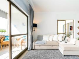 Spacious 1 bed in Vilamoura, Fast Wifi & Pool, apartment in Quarteira