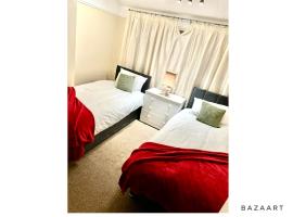 Spacious 3-Bed House with free parking, khách sạn có chỗ đậu xe ở Hornchurch