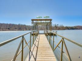 Lake Hartwell Retreat with 2-Tier Dock and Boat Slip!, hotel with parking in Seneca