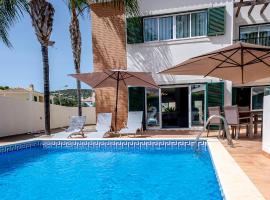 Spacious house with pool, hotell i Faro