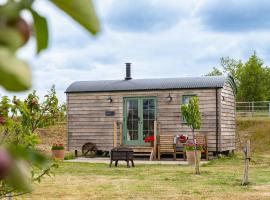 Coldharbour Luxury Shepherds Hut, hotel with parking in Stone