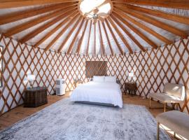 EagleWatch Mountaintop Yurt, hotel v destinaci Bryson City