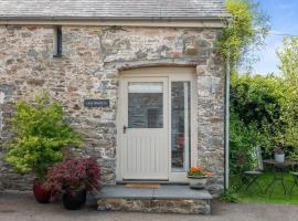 Luxury self-contained cottage for two with hot tub, hotel dengan parking di Staverton