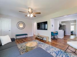 Fayetteville Retreat with Yard - Walk to Campus!, hotel Fayetteville-ben