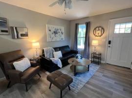 Cozy 1bed 1bath house. Short walk to the Square, hotel in Covington
