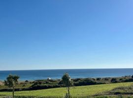 Villa du Menhir - vue panoramique sur l'océan, hotel Plozévet városában 