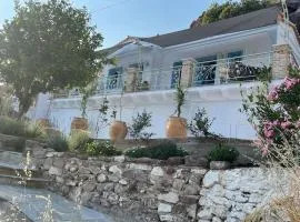 Stunning 1 bed Poros house presented by Lazydaze.