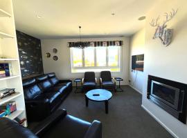 Large and Luxurious at the Lake, cottage in Kinloch