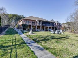 Waterfront Lake Norman Retreat with Dock and Hot Tub!, Familienhotel in Terrell